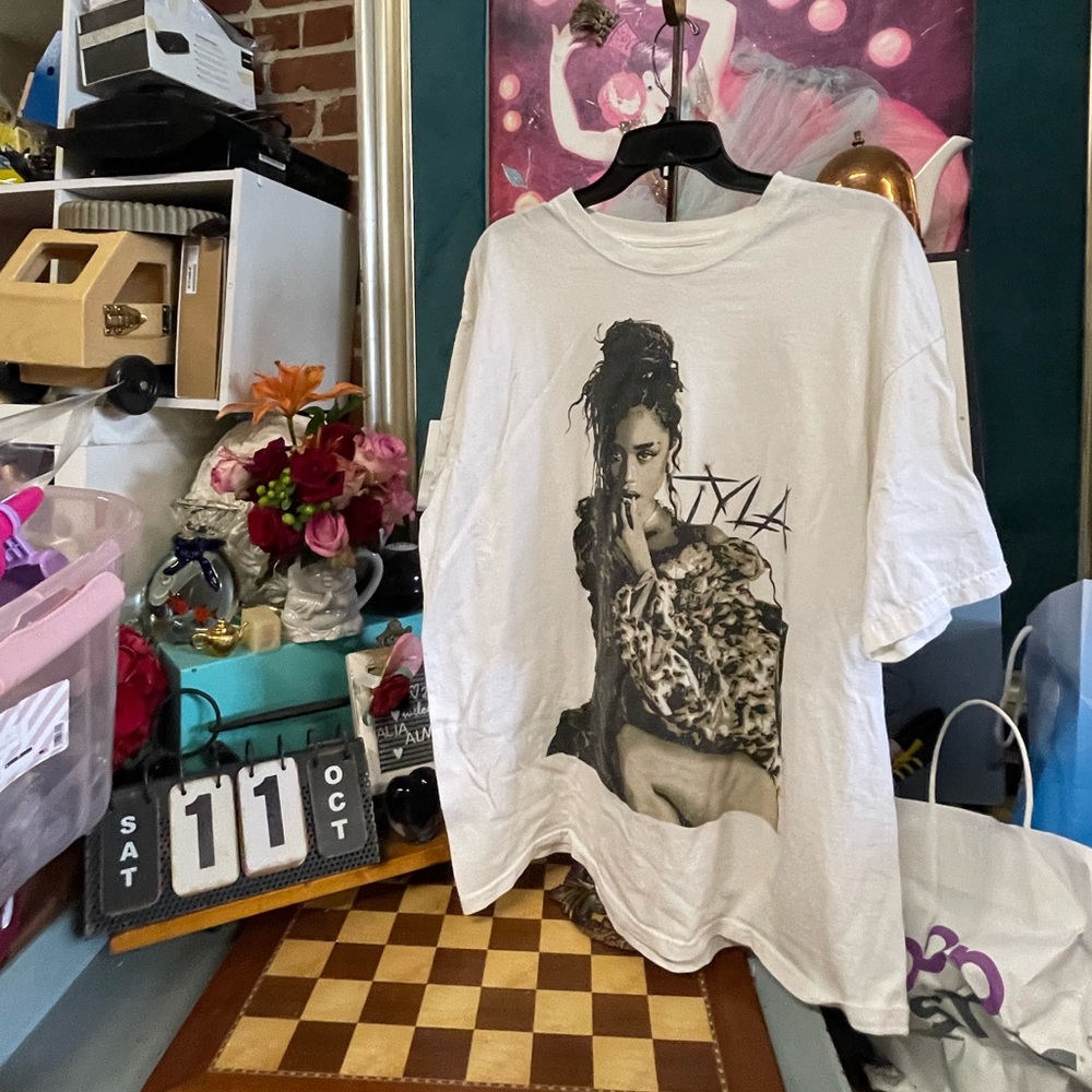 Tyla Sitting Portrait Boyfriend Fit Girls T-Shirt